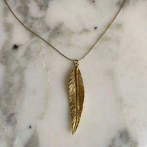 Leaf Pendant Necklace.